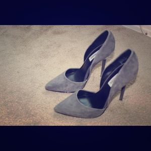 Grey pumps